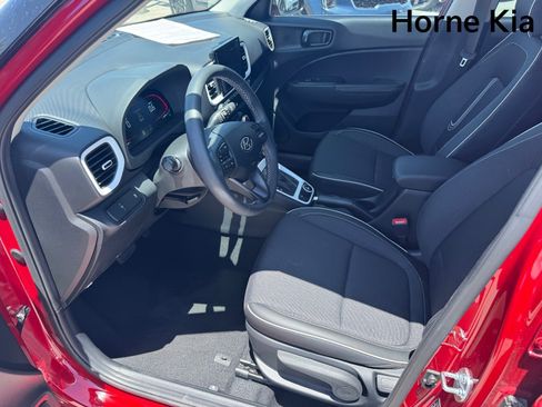 Used 2025 Hyundai Venue Limited FWD image 8