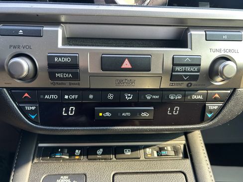 Used 2017 Lexus ES 300h FWD image 19