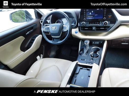 Used 2022 Toyota Highlander XLE AWD/4WD image 8
