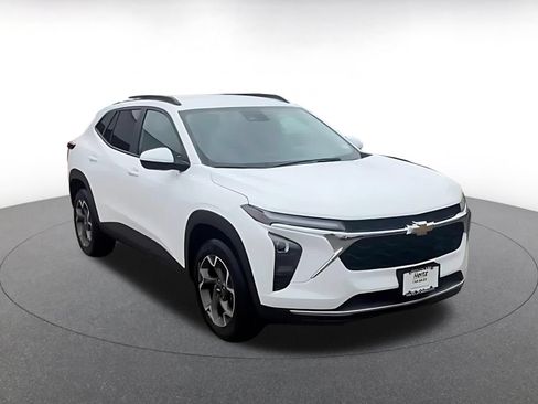 Used 2025 Chevrolet Trax LT FWD image 3