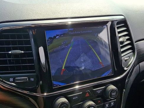 Used 2020 Jeep Grand Cherokee Laredo w/ 18" Wheel & 8.4" Radio Group AWD/4WD image 19