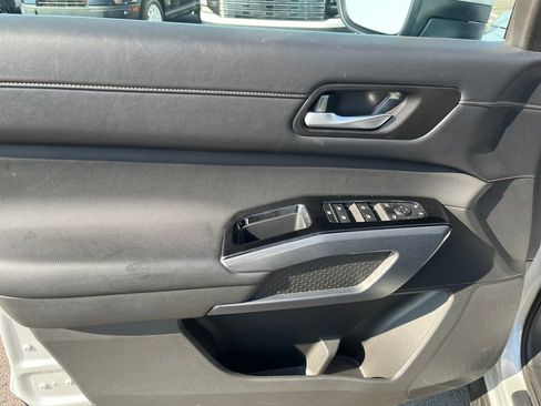 Used 2024 Nissan Pathfinder SL AWD/4WD image 11
