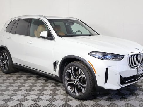 Used 2024 BMW X5 xDrive40i w/ Premium Package AWD/4WD image 3