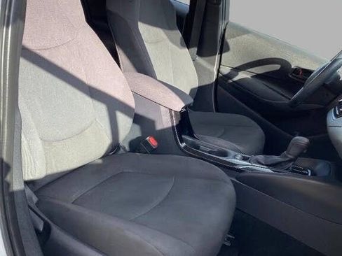 Used 2022 Toyota Corolla LE image 31