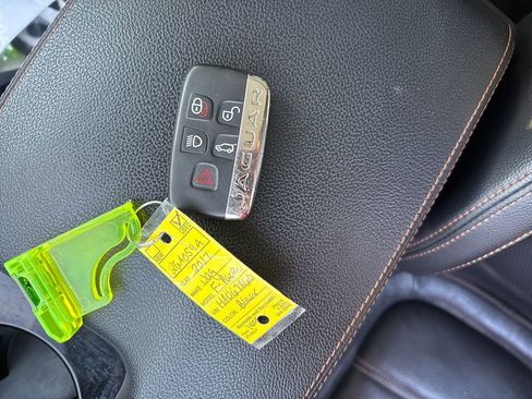 Used 2017 Jaguar F-PACE Prestige image 34