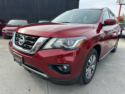 Used 2019 Nissan Pathfinder SV image 3