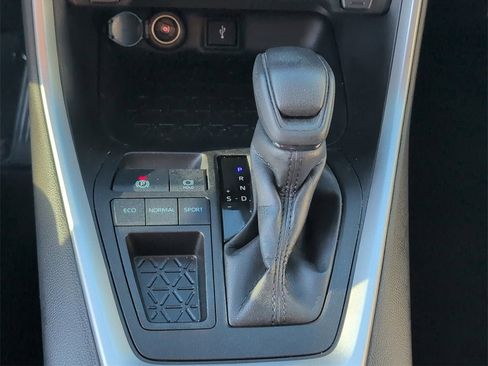 Used 2022 Toyota RAV4 XLE w/ Convenience Package image 18