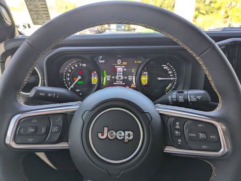 Used 2025 Jeep Wrangler Unlimited Sahara w/ Safety Group image 33