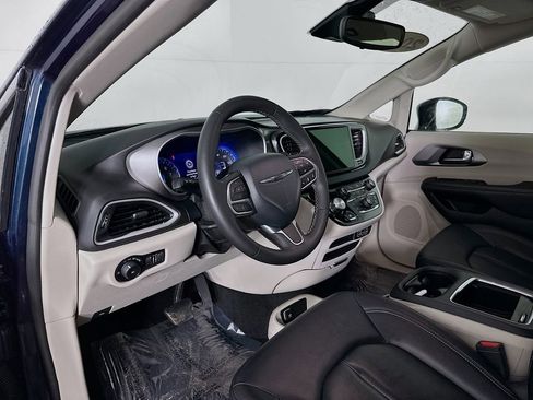 Certified 2024 Chrysler Pacifica Touring-L image 16