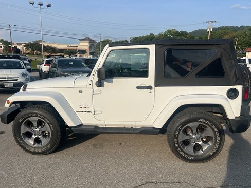 Used 2018 Jeep Wrangler Sahara w/ Connectivity Group AWD/4WD image 6