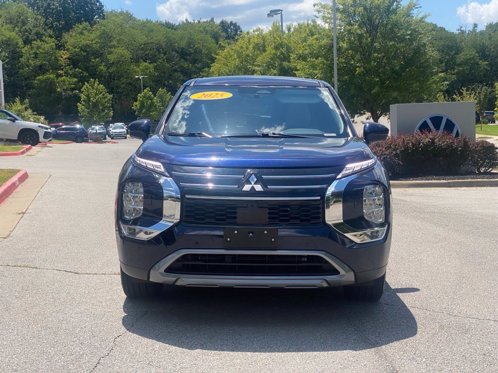 Used 2025 Mitsubishi Outlander SE AWD/4WD image 2