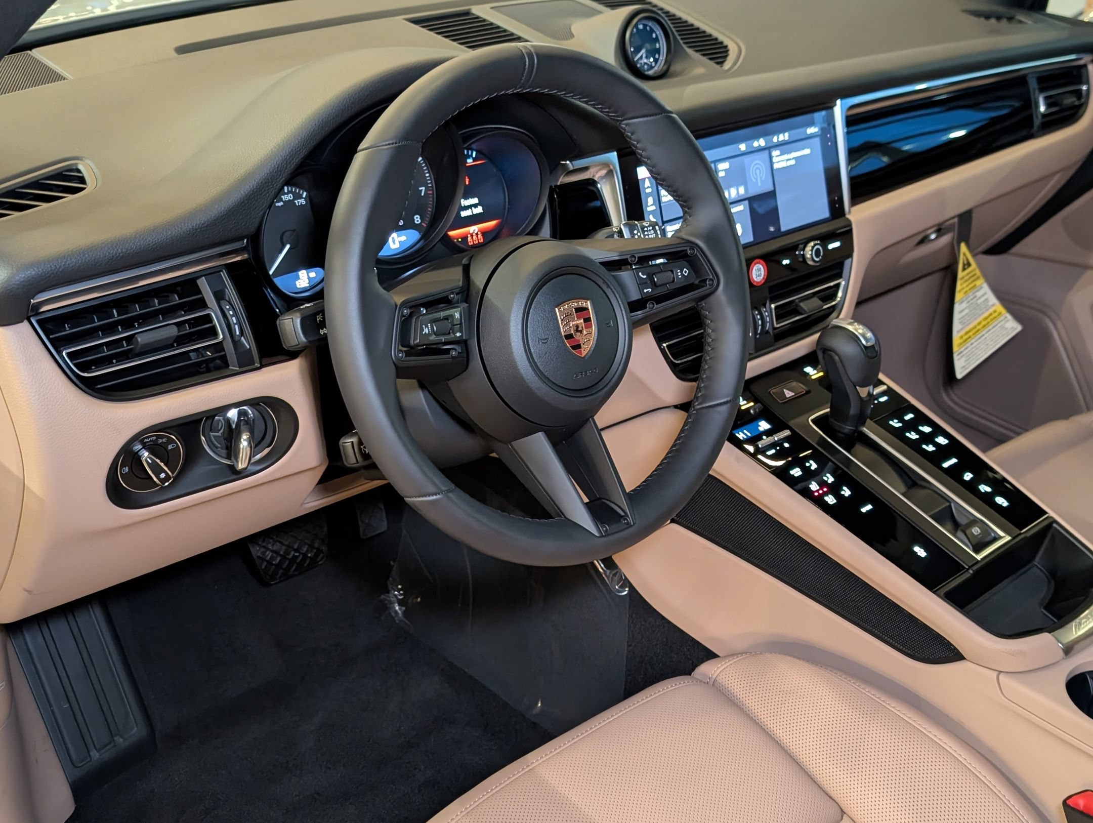 Certified 2026 Porsche Macan AWD/4WD image 4