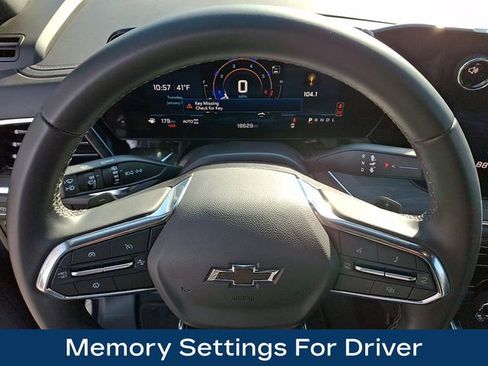 Used 2025 Chevrolet Suburban Z71 image 23