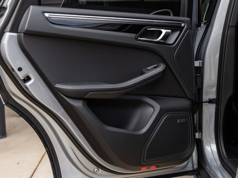 Certified 2026 Porsche Macan AWD/4WD image 34