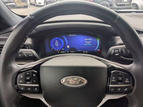 Used 2022 Ford Explorer Platinum w/ Technology Package AWD/4WD image 30