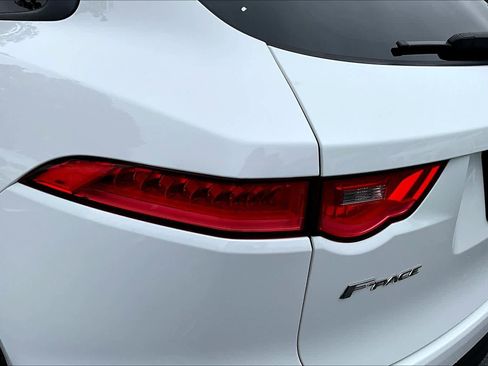 Used 2018 Jaguar F-PACE Premium image 28