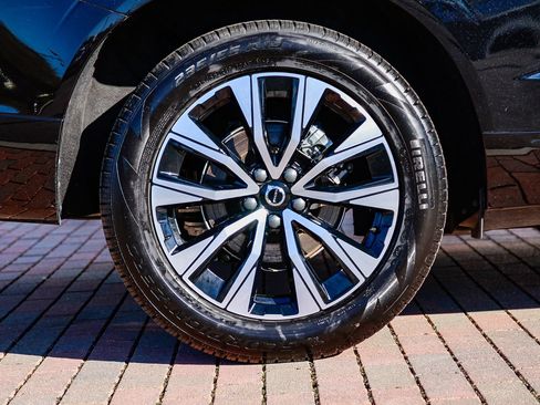 Used 2025 Volvo XC60 B5 Plus image 9