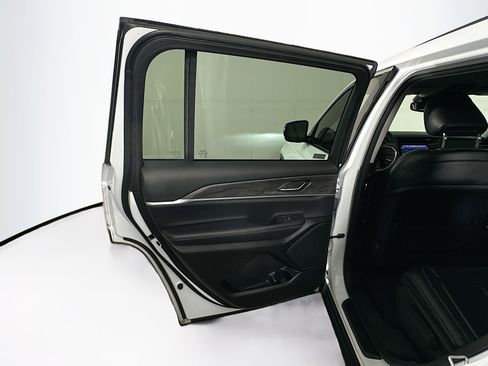 Used 2023 Jeep Grand Cherokee L Limited image 25