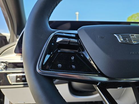 New 2025 Cadillac Lyriq Luxury image 32