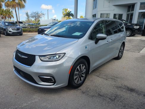 Certified 2023 Chrysler Pacifica Touring-L image 9