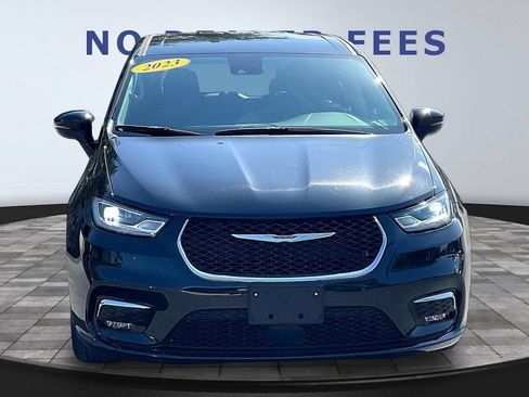 Used 2023 Chrysler Pacifica Touring-L FWD image 2