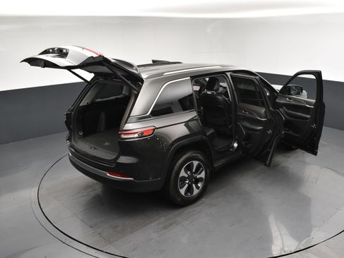 Used 2023 Jeep Grand Cherokee 4WD 4xe image 24