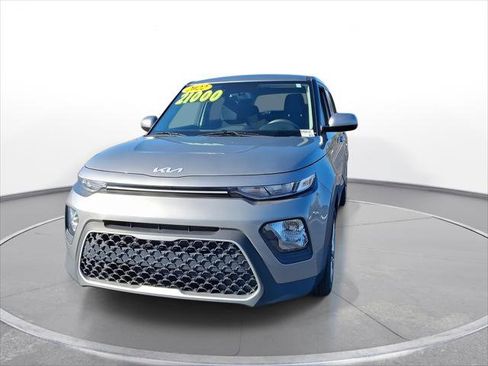 Used 2022 Kia Soul LX image 3
