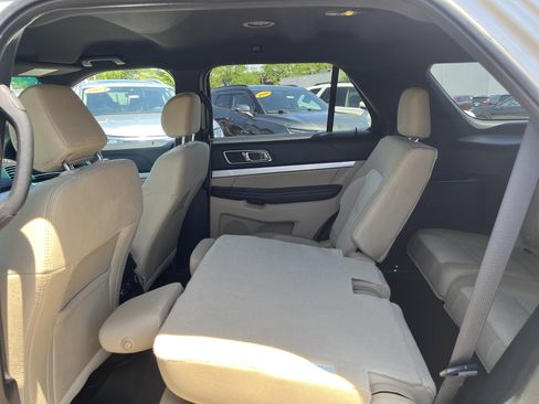 Used 2017 Ford Explorer XLT w/ Equipment Group 201A FWD image 15