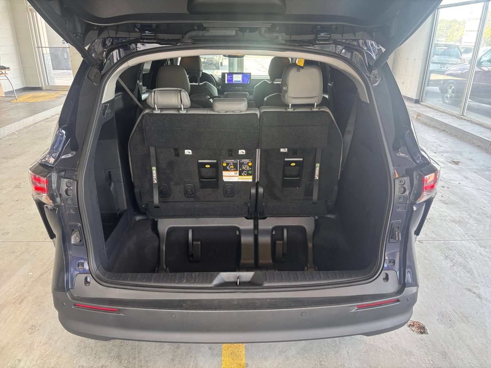 Used 2025 Toyota Sienna XLE FWD image 33