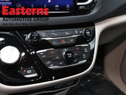 Used 2023 Chrysler Pacifica Touring-L FWD image 20