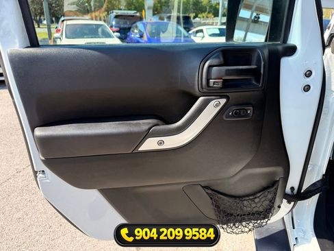 Used 2017 Jeep Wrangler Unlimited Sahara w/ Connectivity Group AWD/4WD image 19