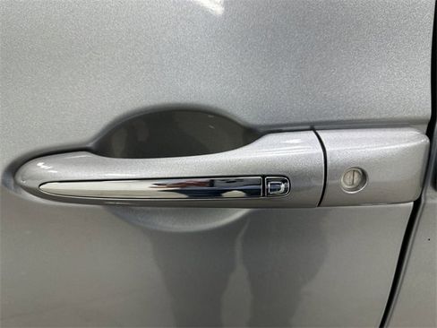 Used 2020 Chrysler Pacifica Touring-L image 13