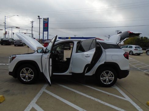 Used 2024 GMC Terrain SLE image 25