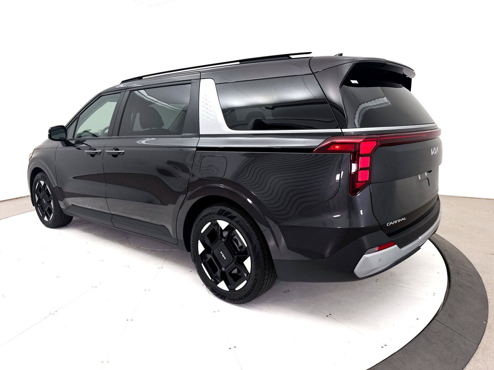 Used 2026 Kia Carnival EX FWD image 18