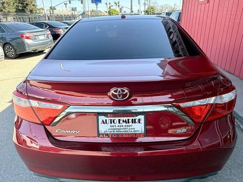 Used 2017 Toyota Camry SE w/ Moonroof Package FWD image 4