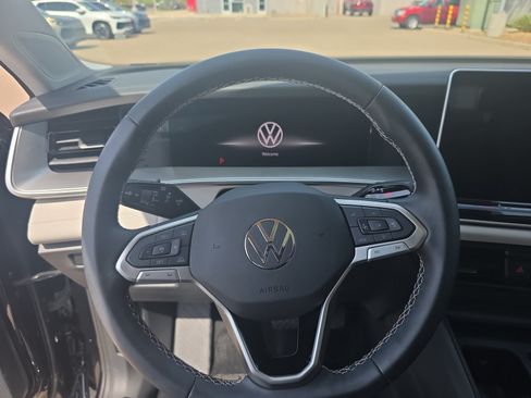 Certified 2025 Volkswagen Tiguan SE w/ Panoramic Sunroof Package FWD image 9