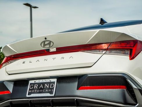 Certified 2024 Hyundai Elantra SEL w/ Convenience Package FWD image 13
