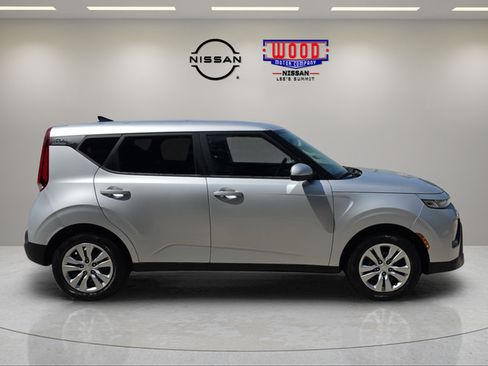 Used 2021 Kia Soul LX FWD image 2