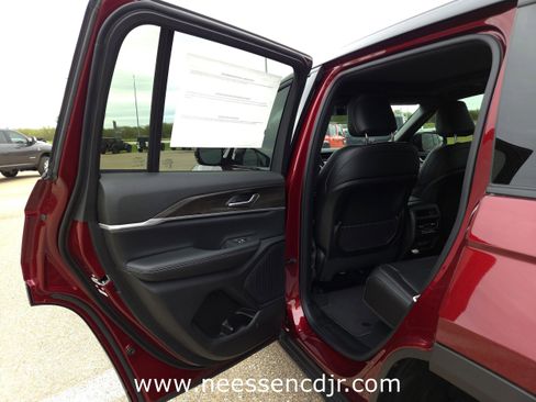 New 2025 Jeep Grand Cherokee Limited image 13