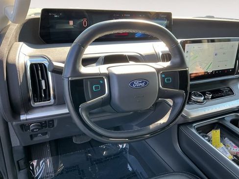 Used 2025 Ford Expedition Platinum w/ Driver's Package AWD/4WD image 9