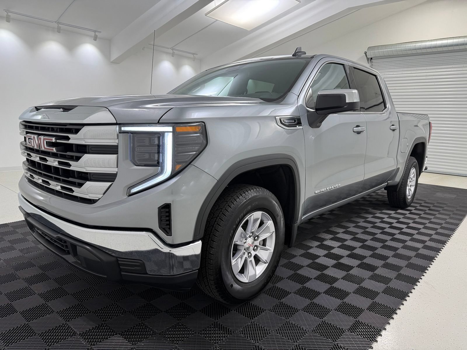 Used 2026 GMC Sierra 1500 SLE w/ Preferred Package RWD image 3