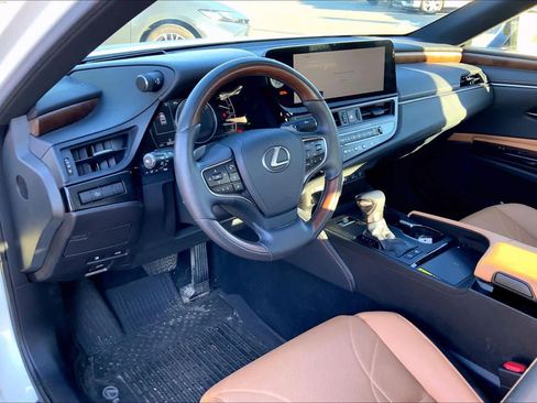 Used 2023 Lexus ES 300h w/ Luxury Package image 18