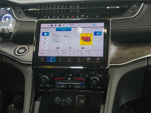 Used 2023 Jeep Grand Cherokee Limited w/ Black Appearance Package image 16