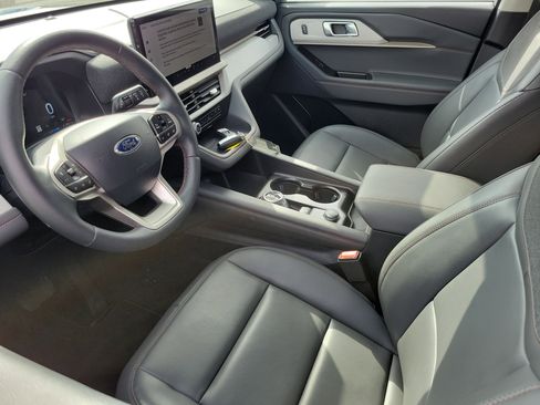 Used 2026 Ford Explorer Active w/ Active Comfort Package RWD image 3