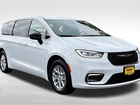 New 2026 Chrysler Pacifica Select image 1