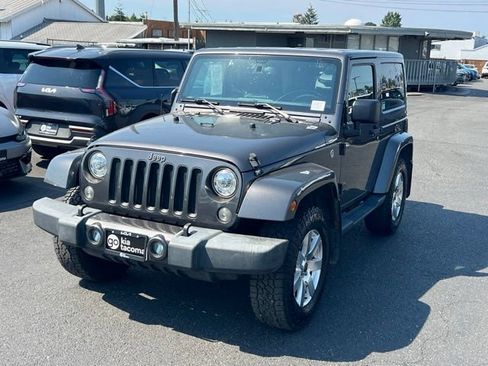 Used 2018 Jeep Wrangler Sahara w/ Connectivity Group AWD/4WD image 3