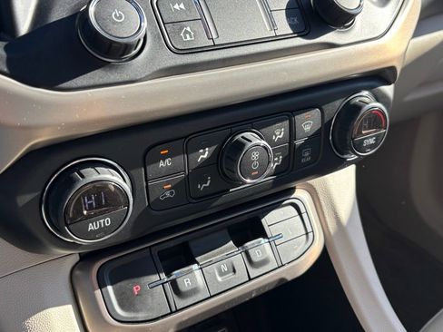 Used 2022 GMC Acadia Denali w/ Denali Technology Package image 26