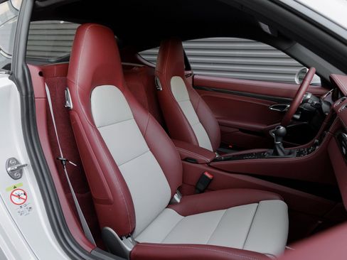 New 2025 Porsche 718 Cayman S RWD image 31