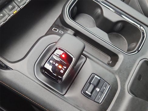 Used 2024 GMC Sierra 1500 AT4 w/ Technology Package AWD/4WD image 15