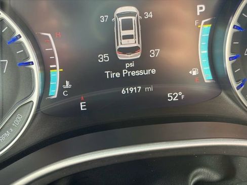 Used 2023 Chrysler Pacifica Touring-L image 17